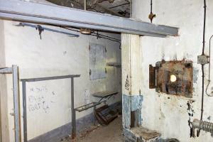 Ligne Maginot - SAINT ANTOINE - (Ouvrage d'artillerie) - Bloc EHM
Chambre de tir. 
La poutre pour le canon AC37 est en place au-dessus du créneau JM mais l'arme n'a jamais été installée.