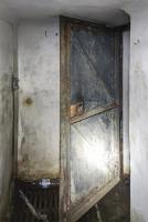 Ligne Maginot - 29T - (Chambre de coupure) - Couloir d'accès à la pièce contenant les coffrets de répartition ainsi que la porte de séparation intérieure, entrouverte.