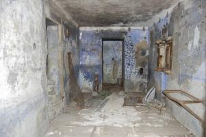 Ligne Maginot - RIEUX ROUX 2 - TUNNEL FERROVIAIRE - (Blockhaus pour arme infanterie) - Intérieur de la chambre de tir - à l'arrière-plan latrine et goulotte à grenade