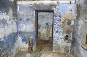 Ligne Maginot - RIEUX ROUX 2 - TUNNEL FERROVIAIRE - (Blockhaus pour arme infanterie) - à gauche - reste de ventilateur?