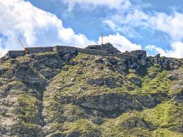 Ligne Maginot - REDOUTE RUINEE - (Ouvrage d'infanterie) - Vu depuis l'hospice du Petit St Bernard, le créneau Hotchkiss de l'ouvrage d'AP orienté vers le col est bien visible