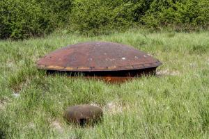 Ligne Maginot - ROCHONVILLERS - A8 - (Ouvrage d'artillerie) - Bloc 7
Tourelle de 135 en batterie et cloche de prise d'air