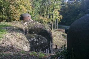 Ligne Maginot - KOBENBUSCH  - A13 - (Ouvrage d'artillerie) - Entrée des munitions
Cette vue avec les deux cloches GFM met bien en évidence la forme unique de cette entrée