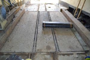 Ligne Maginot - KOBENBUSCH  - A13 - (Ouvrage d'artillerie) - Entrée munitions
Pont roulant 
L'EM murée au niveau de la deuxième porte avant les monte-charges est très encombrée par des détritus et ferrailles de toutes natures.