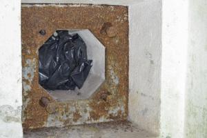 Ligne Maginot - KOBENBUSCH  - A13 - (Ouvrage d'artillerie) - Entrée munitions
Premier créneau de défense intérieur.
Les boulons ne sont pas serrés ni en contact avec la plaque. Un des quatre semble avoir été retiré.