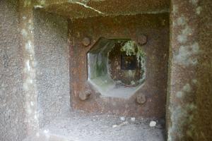 Ligne Maginot - KOBENBUSCH  - A13 - (Ouvrage d'artillerie) - Entrée munitions
Créneau FM extérieur.
Curieusement les deux boulons inférieurs ne sont pas serrés en contact avec la plaque.
