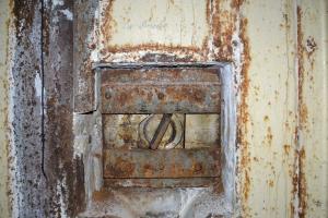 Ligne Maginot - KOBENBUSCH  - A13 - (Ouvrage d'artillerie) - Entrée munitions
Intérieur d'un créneau FM de façade.
Nommé 'la Brioche'
Les écrous ont disparu.