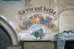 Ligne Maginot - KOBENBUSCH  - A13 - (Ouvrage d'artillerie) - La célèbre peinture murale 'La vie est belle' en chef d'un magnifique bouquet de fleurs et de l'insigne des troupes de forteresse. Photo faite en 1985 quelques jours avant l'inondation de l'ouvrage.