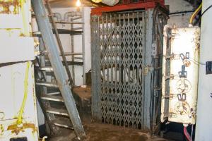 Ligne Maginot - GALGENBERG - A15 - (Ouvrage d'artillerie) - Bloc 3
Tourelle de mitrailleuses
Etage inférieur au niveau du monte-charge. L'échelle à gauche monte vers l'étage intermédiaire de la tourelle. 