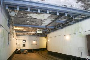 Ligne Maginot - GALGENBERG - A15 - (Ouvrage d'artillerie) - Entrée munitions
Hall d'entrée
Noter les rails et palans qui servaient au déchargement des camions et transfert sur les wagons du réseau intérieur