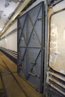 Ligne Maginot - GALGENBERG - A15 - (Ouvrage d'artillerie) - Entrée munitions
Deuxième porte étanche, mais non blindée, permettant l'isolement de la casemate EM. On remarque les échelons et les poignées permettant d'accéder aux verrous supérieurs de serrage contre le joint d'étanchéité aux gaz.
Un profilé spécifique destiné à être placé entre le sol et la porte permettait grâce à un joint muni d'une découpe spéciale de garantir l'étanchéité de l'ensemble.