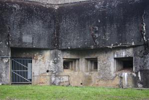 Ligne Maginot - GALGENBERG - A15 - (Ouvrage d'artillerie) - Entrée des hommes
Grille d'entrée et créneaux FM et JM/AC47