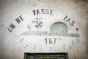 Ligne Maginot - GALGENBERG - A15 - (Ouvrage d'artillerie) - Entrée des hommes
On ne passe pas ! Dessin aux armes du 167e RIF au-dessus du créneau FM