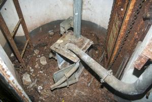 Ligne Maginot - GALGENBERG - A15 - (Ouvrage d'artillerie) - Entrée des hommes
Pied du puits de la cloche GFM avec le réceptacle de récupération des douilles de FM
