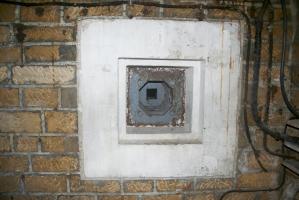 Ligne Maginot - GALGENBERG - A15 - (Ouvrage d'artillerie) - Entrée des hommes
Créneau de défense intérieure au pied du bloc