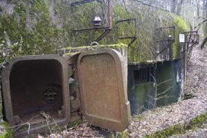 Ligne Maginot - GALGENBERG - A15 - (Ouvrage d'artillerie) - Bloc 1
Sur cette vue on voit la niche blindée pour projecteur, les supports d'antenne et l'un des créneaux JM.