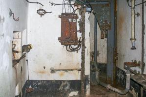 Ligne Maginot - GALGENBERG - A15 - (Ouvrage d'artillerie) - Bloc 1
Extrémité de l'étage supérieur. On voit, de gauche à droite, le créneau FM, le boitier d'alimentation du projecteur blindé et le puits de la cloche GFM.