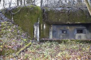 Ligne Maginot - GALGENBERG - A15 - (Ouvrage d'artillerie) - Bloc 2
Vue de la façade avec le coffre de défense du fossé diamant surmonté d'une cloche GFM