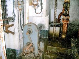 Ligne Maginot - GALGENBERG - A15 - (Ouvrage d'artillerie) - Bloc 5
Le pied de la cloche JM avec la cuve de recette des douilles et son ventilateur (manuel ou électrique). Le tube de descente des douilles est situé derrière celui de la noria.
