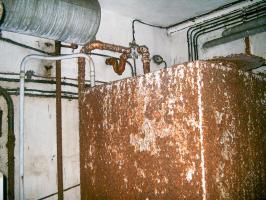 Ligne Maginot - GALGENBERG - A15 - (Ouvrage d'artillerie) - Bloc 5
Entrée des cunettes avec une vanne d'orientation. A gauche, le tube de remplissage depuis la galerie si besoin.