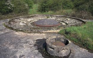 Ligne Maginot - GALGENBERG - A15 - (Ouvrage d'artillerie) - Bloc 6
La tourelle de 135 mm avec un champignon de prise d'air au premier plan