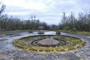 Ligne Maginot - GALGENBERG - A15 - (Ouvrage d'artillerie) - Bloc 6
Tourelle de 135
Cloche GFM, champignons de prise d'air et à gauche la cloche LG non équipée