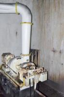 Ligne Maginot - GALGENBERG - A15 - (Ouvrage d'artillerie) - Bloc 6
Ventilateur de l'évacuation des douilles. Le gros tuyau va vers la cloche d'air vicié, le petit vers l'avant-cuirasse de la tourelle de 135