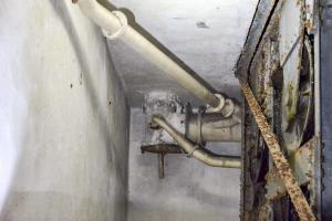 Ligne Maginot - GALGENBERG - A15 - (Ouvrage d'artillerie) - Bloc 6
Evacuation de l'air vicié en haut des escaliers. Le tuyau de gros diamètre vient du ventilateur de l'évacuation des douilles