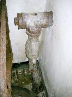 Ligne Maginot - GALGENBERG - A15 - (Ouvrage d'artillerie) - Bloc 6
Entrée des cunettes à l'étage inférieur près des filtres, avec siphon ovoïde et vanne pour envoyer à l'égout l'eau suspecte