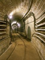 Ligne Maginot - GALGENBERG - A15 - (Ouvrage d'artillerie) - Galerie vers les blocs 1 à 4 peu aprés la galerie principale
Selon l'un des maçons ayant participé à la construction, tout l'ouvrage était réalisé de la même facon, les murs ayant été enduits par la suite.
L'enduit a été fait de manière à permettre la mise en peinture des murs et augmenter ainsi le niveau d'éclairement général.
