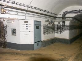 Ligne Maginot - GALGENBERG - A15 - (Ouvrage d'artillerie) - Poste - Vaguemestre
Bureau du vaguemestre de l'ouvrage du Galgenberg.
Noter la hauteur de la boite aux lettres et le marquage initial placé plus bas. La boite aux lettres avait été déplacée pour éviter que les mauvais plaisantins ne puissent uriner  dedans