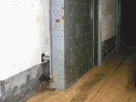 Ligne Maginot - GALGENBERG - A15 - (Ouvrage d'artillerie) - Porte pare-souffle.
Crochet de maintien et butée-ressort en position ouverte.