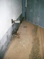 Ligne Maginot - GALGENBERG - A15 - (Ouvrage d'artillerie) - Porte pare-souffle. Crochet de maintien et butée-ressort en position porte fermée. La petite plaque métallique au sol et la découpe dans la tôle correspondent à une roulette métallique d’appui en position ouverte.