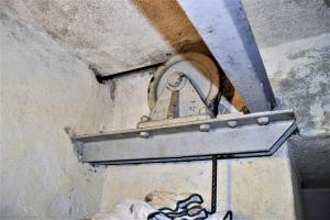 Ligne Maginot - GALGENBERG - A15 - (Ouvrage d'artillerie) - Dispositif d'obturation - Renvoi de câble au-dessus du treuil d'ouverture manuelle.