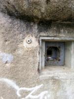 Ligne Maginot - COL DES BANQUETTES (EO7) - (Abri actif) - Bloc 1
Le créneau pour FM 24/29 avec à gauche la sortie de l'antenne radio
