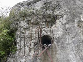 Ligne Maginot - COL DES BANQUETTES (EO7) - (Abri actif) - Le bloc 1
Dégats sur la façade du bloc, probablement occasionnés par les tirs américains