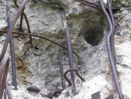 Ligne Maginot - COL DES BANQUETTES (EO7) - (Abri actif) - Le bloc 1
Dégats sur la façade du bloc, probablement occasionnés par les tirs américains
