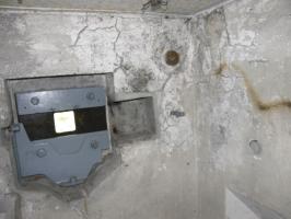 Ligne Maginot - COL DES BANQUETTES (EO7) - (Abri actif) - Le bloc 1
Créneau pour FM avec, à droite, la traversée isolante pour l'antenne radio
