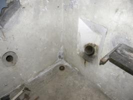 Ligne Maginot - COL DES BANQUETTES (EO7) - (Abri actif) - Le bloc 1
La traversée de dalle pour l'antenne
La goulotte à grenade et l'évacuation des douilles