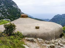 Ligne Maginot - COL DES BANQUETTES (EO7) - (Abri actif) - Le bloc 3 de l'ouvrage avec sa cloche GFM et la prise d'air