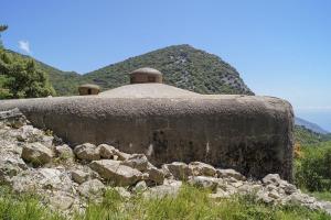 Ligne Maginot - COL DES BANQUETTES (EO7) - (Abri actif) - Bloc 3 de l'ouvrage avec sa cloche GFM et sa prise d'air.