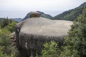 Ligne Maginot - COL DES BANQUETTES (EO7) - (Abri actif) - Vue d'ensemble du bloc 3 dominé par sa cloche GFM côté créneau tirant vers le pic de Garuche. On aperçoit le village de Sainte Agnès à droite de la cloche.