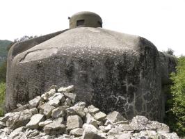 Ligne Maginot - COL DES BANQUETTES (EO7) - (Abri actif) - Bloc 3
La cloche GFM. 
A droite le créneau flanquant le Pic de Gauche, à gauche celui couvrant Sainte Agnés