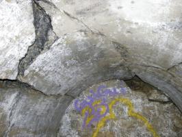 Ligne Maginot - COL DES BANQUETTES (EO7) - (Abri actif) - Dégâts causés à un petit local par les tirs  d'artillerie (américains?)