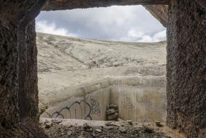 Ligne Maginot - RESTEFOND - (Ouvrage d'artillerie) - Le fossé diamant et le glacis devant le bloc vus à travers l'un des créneaux FM