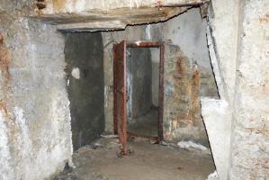 Ligne Maginot - RESTEFOND - (Ouvrage d'artillerie) - Bloc 2
La galerie murée à gauche de la porte mène aux locaux souterrains du bloc non terminés