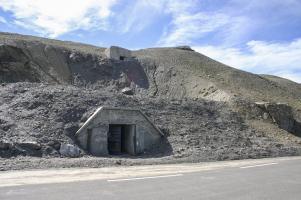 Ligne Maginot - RESTEFOND - (Ouvrage d'artillerie) - L'entrée réduite 
Avec le bloc cheminée la surplombant