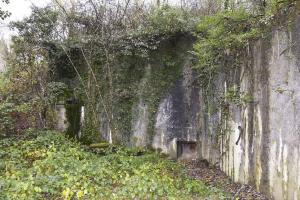 Ligne Maginot - OBERHEIDE - A14 - (Ouvrage d'infanterie) - Créneau FM casemate nord. Il se situe juste au-dessus du fossé diamant comblé.