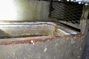 Ligne Maginot - OBERHEIDE - A14 - (Ouvrage d'infanterie) - Réservoir d'eau au sous-sol de la chambre de tir Nord-Ouest, vu de l'escalier reliant les deux niveaux. Remarquer l'enduit intérieur 'standard' en mortier de ciment très riche et armé, de 6 cm en protection intérieure contre la corrosion.