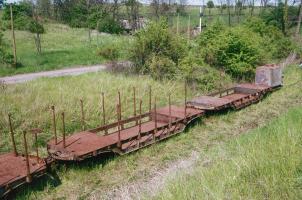 Ligne Maginot - VF60 - ANTENNE DE L'OUVRAGE D'ANZELING - (RESEAU - Voie 60 - Antenne ou rocade ferroviaire) - ANTENNE ANZELING
Wagons divers en attente sur la voie  à une centaine de métres de l'entrée munitions
(Mai 1985)